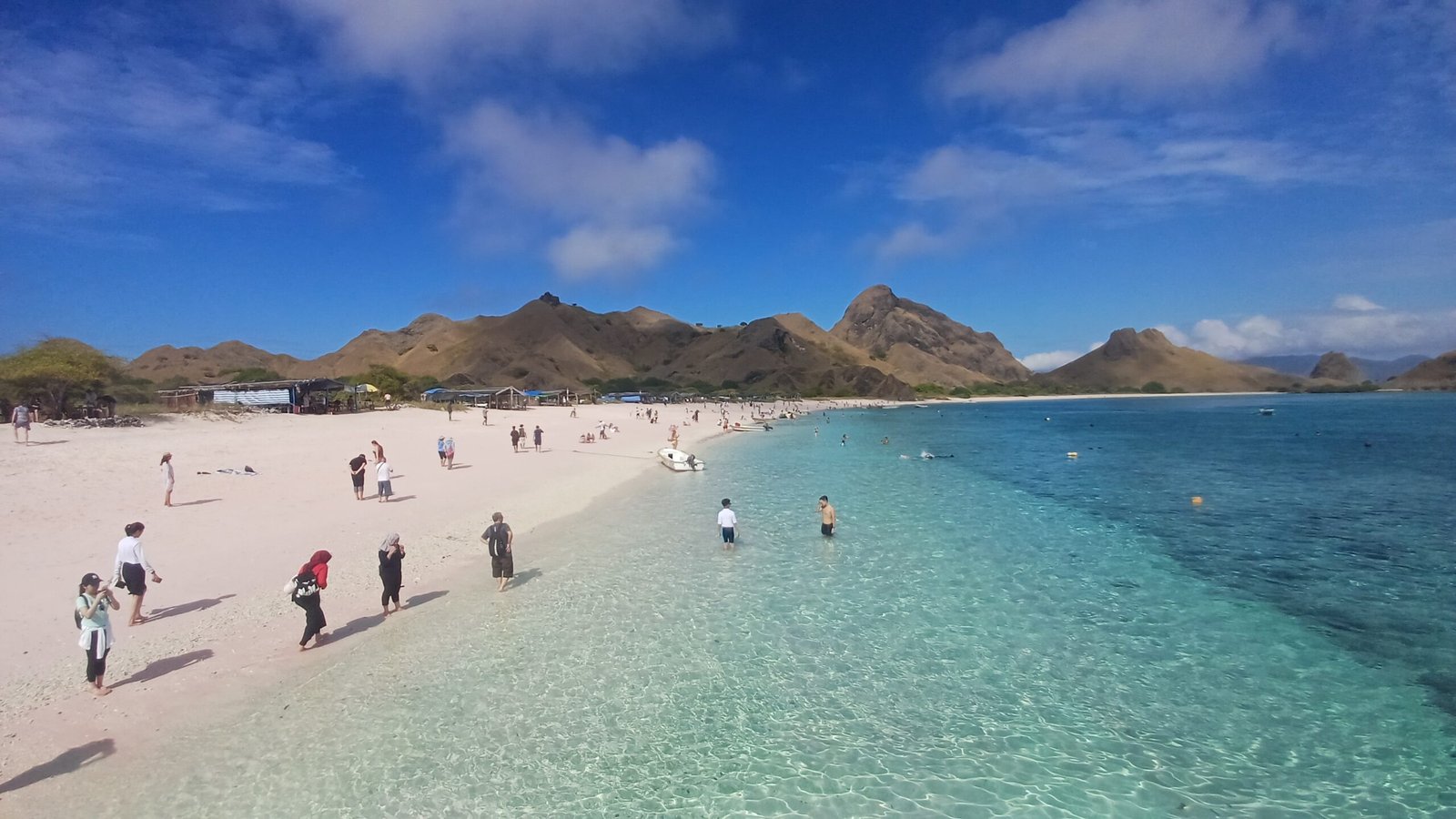 pink sandy beach padar island